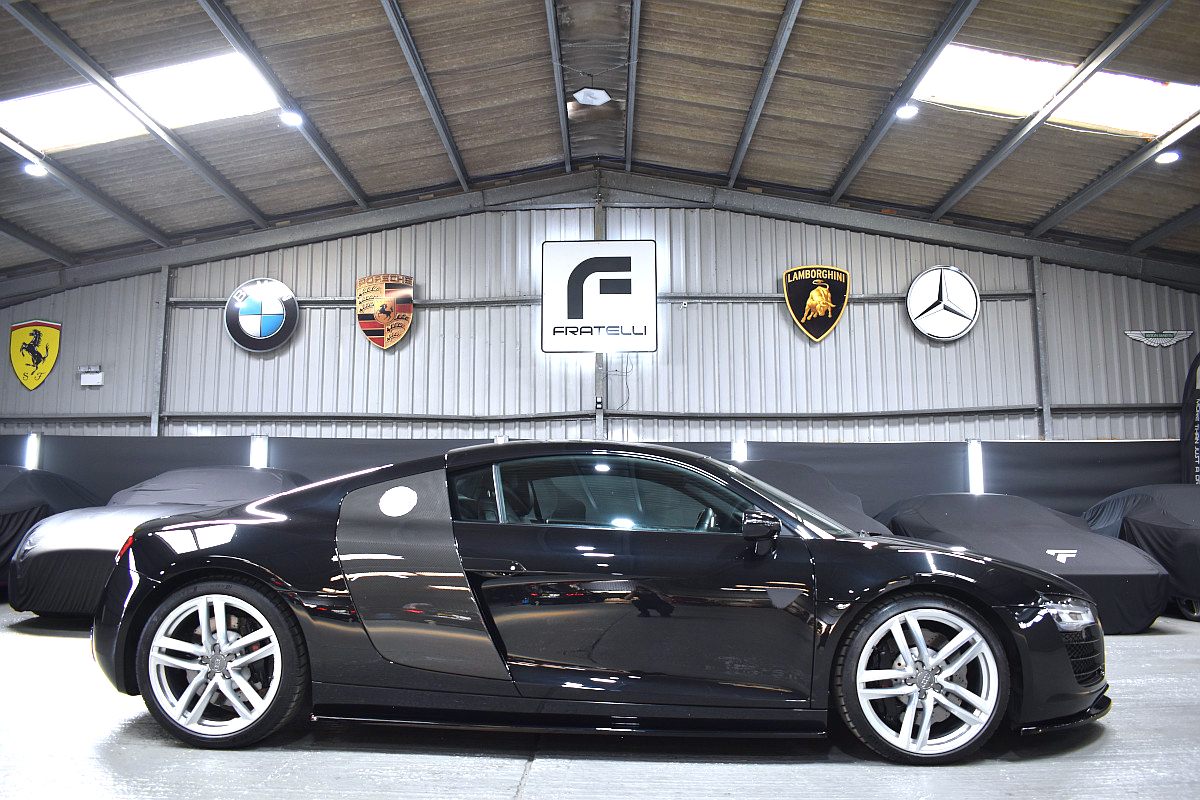 Side of a black Audi R8 with side skirts